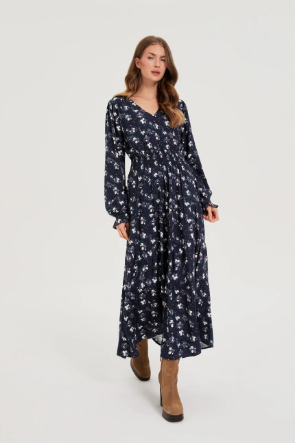 Wiskozowa sukienka w kwiaty granatowa