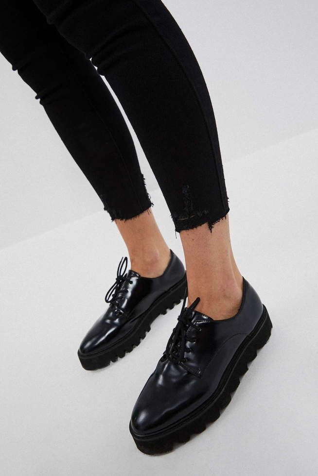 Dopasowane jeansy z postrzępioną nogawką