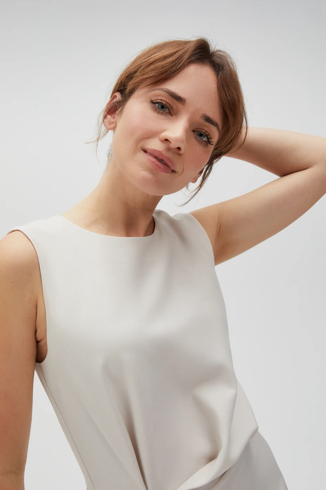 Sukienka midi z marszczeniem beżowa