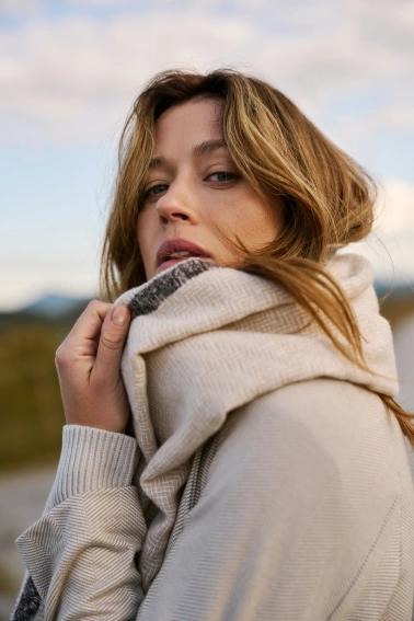 Gładki szal beżowy