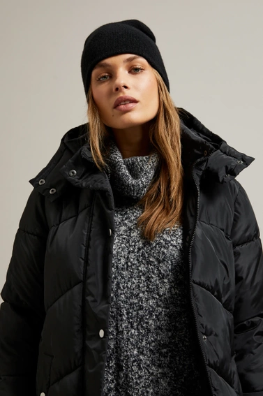 Długa pikowana kurtka z kapturem czarna 