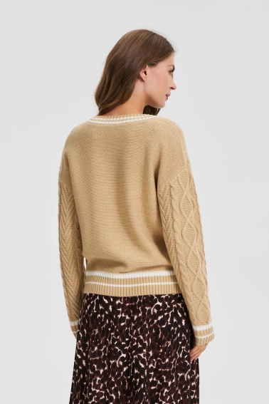 Sweter z dekoltem w serek beżowy