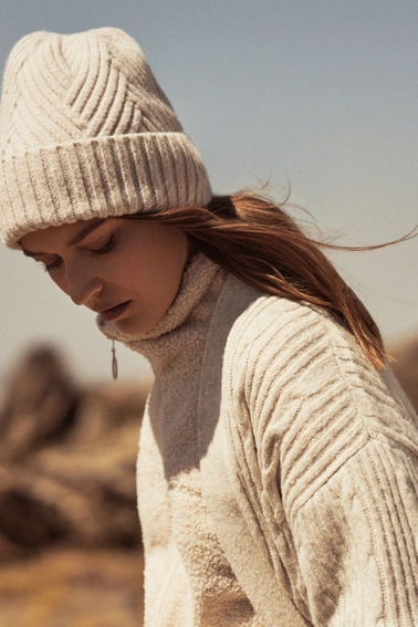 Ciepła czapka z dodatkiem wełny beżowa