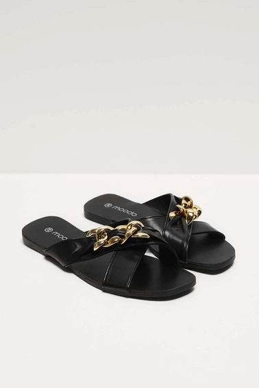 Klapki z ozdobnym łańcuchem