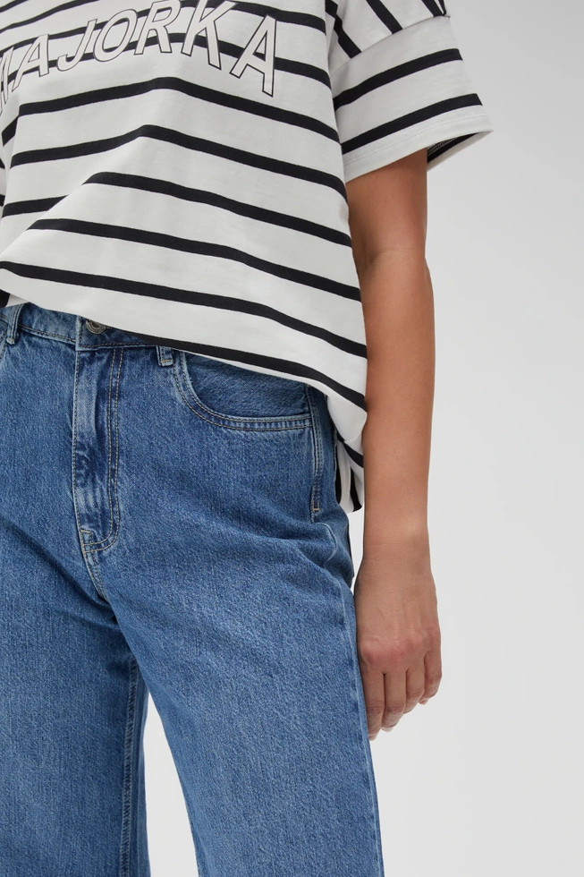 Gładkie jeasny z szerokimi nogawkami niebieskie