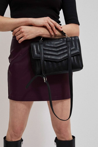 Pikowana torebka na ramię czarna