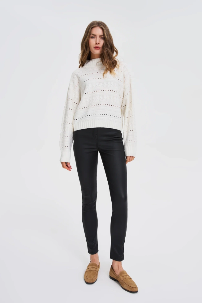 Sweter z golfem biały