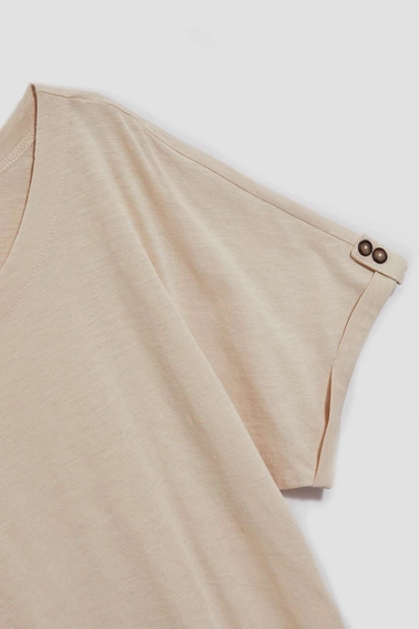 Gładki t-shirt z guzikami na rękawach piaskowy