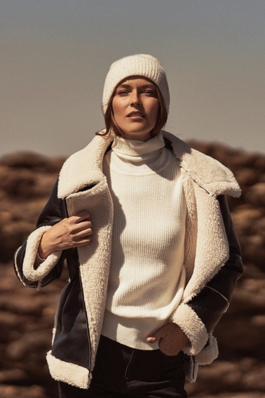 Kurtka z futrzanym kołnierzem czarna