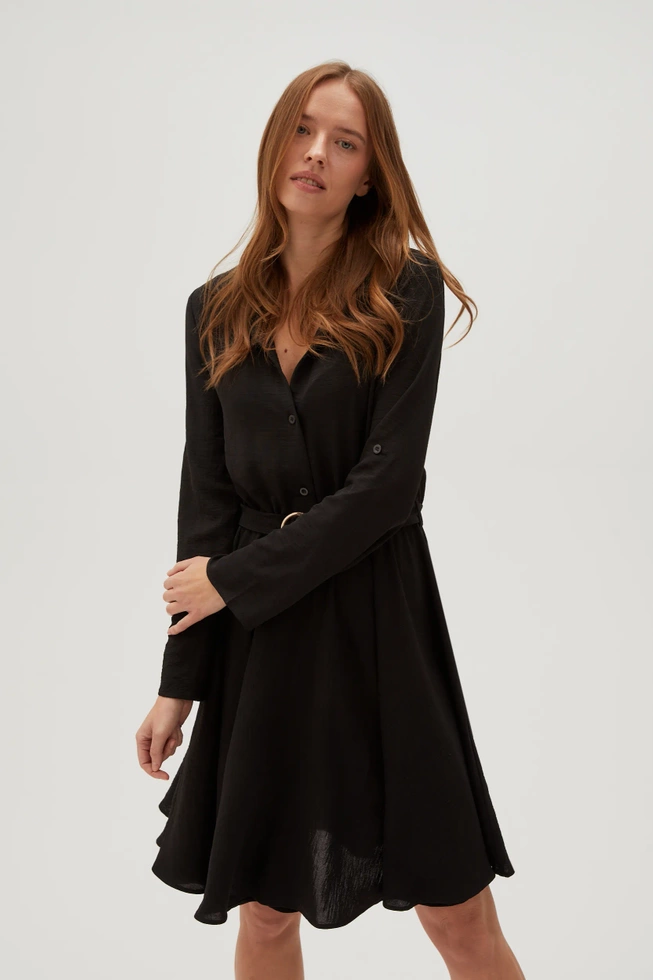 Koszulowa sukienka z eleganckim paskiem czarna