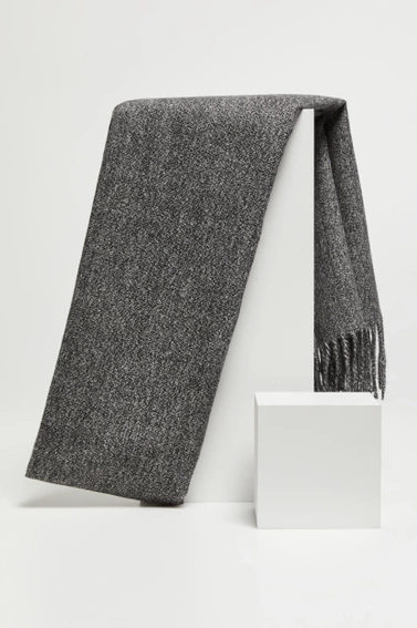 Gładki szary szalik z frędzlami