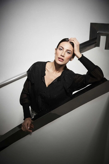 Koszula z wiązanym dekoltem i falbanami czarna