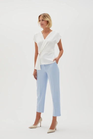 Spodnie w kant z prostą nogawką błękitne