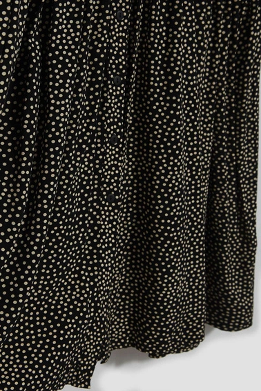 Koszulowa sukienka z rozkloszowanym dołem czarna