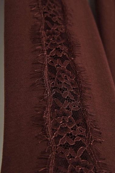 Bluzka z koronką na rękawach 