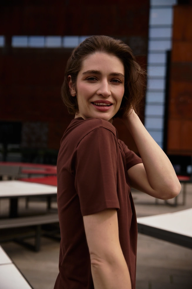 T-shirt z dekoltem w serek brązowy