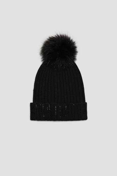 Czapka z pomponem ozdobiona dżetami czarna