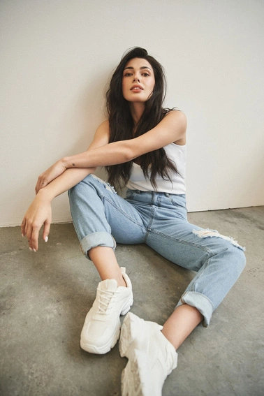 Jeansy mom fit z przetarciami błękitne