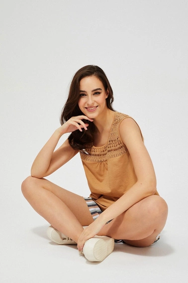 Top z ażurowym zdobieniem złoty