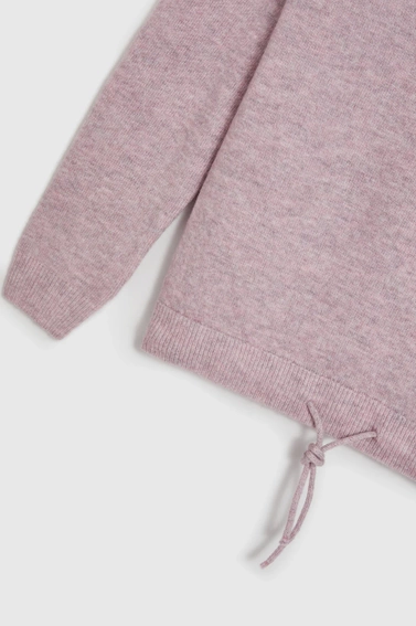 Sweter z okrągłym dekoltem i wiązaniem w pasie różowy