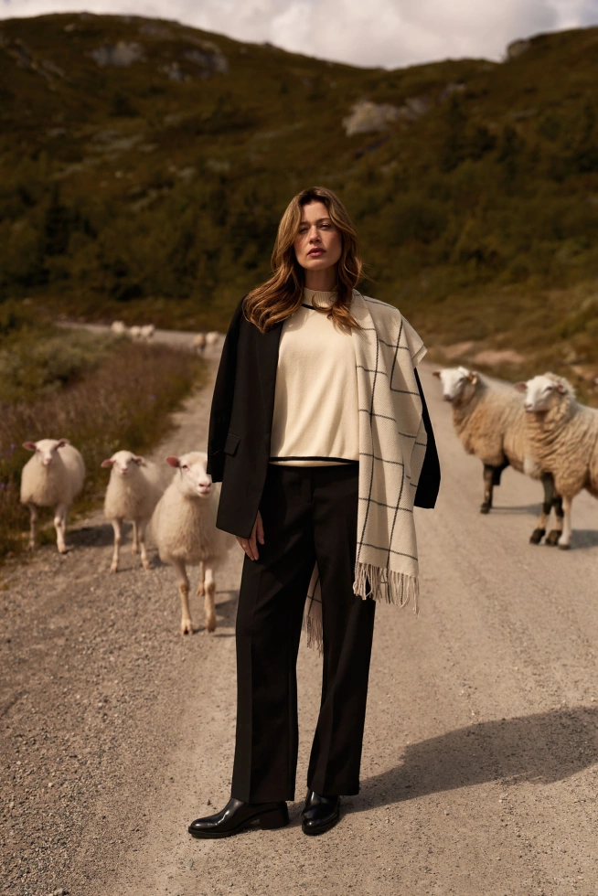 Szal w kratę biały