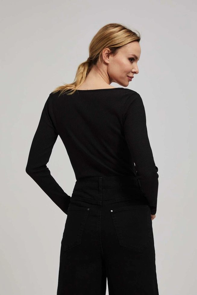 Prążkowana bluzka z guzikami