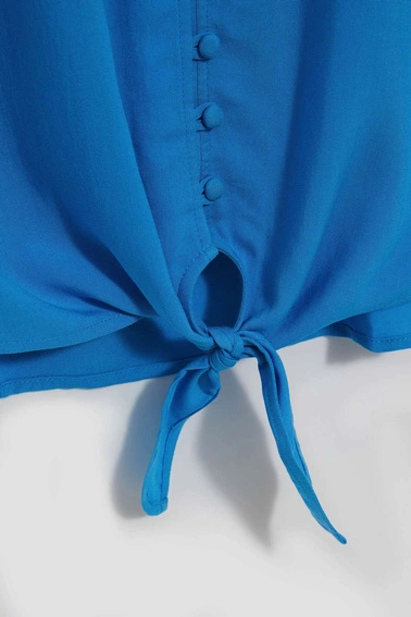 Koszulowa bluzka z wiązaniem lazurowa