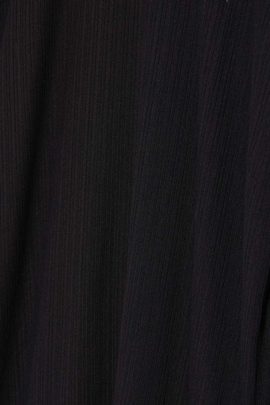 Bluzka z dekoltem na plecach i ozdonym łańcuszkiem