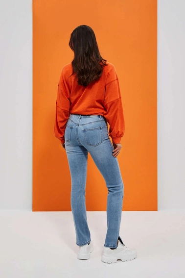 Jeansy z rozcięta nogawką