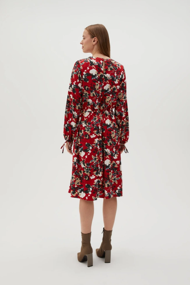 Sukienka w kwiaty z bufiastymi rękawami czerwona