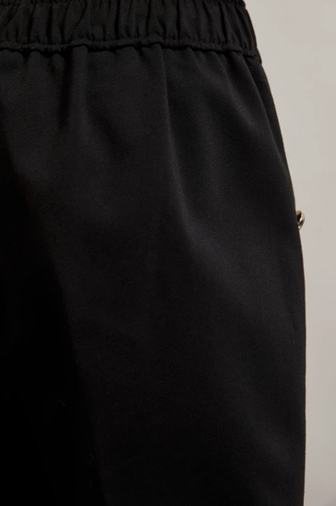 Spodnie w kant z ozdobnymi guzikami czarne