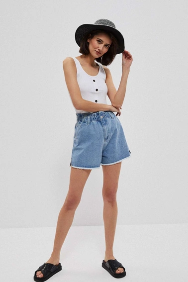 Kapelusz słomkowy z ozdobną tasiemką