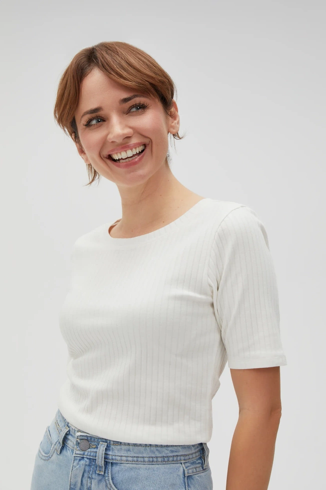 Dopasowana bluzka z prążkowanego materiału biała