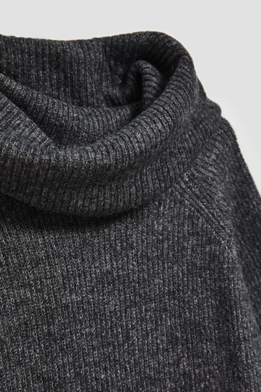 Swetrowa sukienka z golfem grafitowa