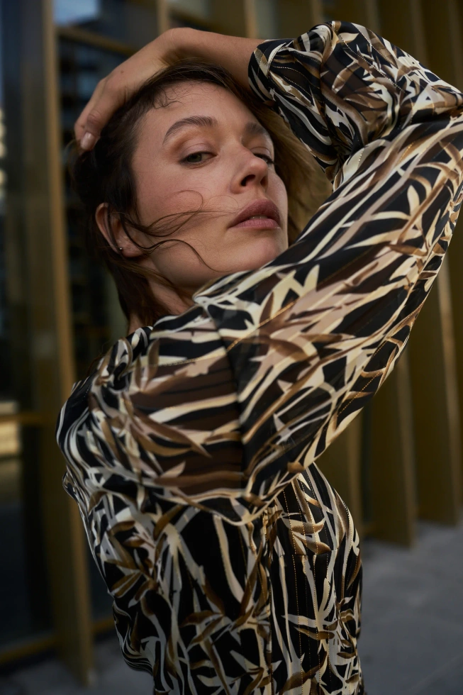 Sukienka w roślinny wzór z paskiem czarna