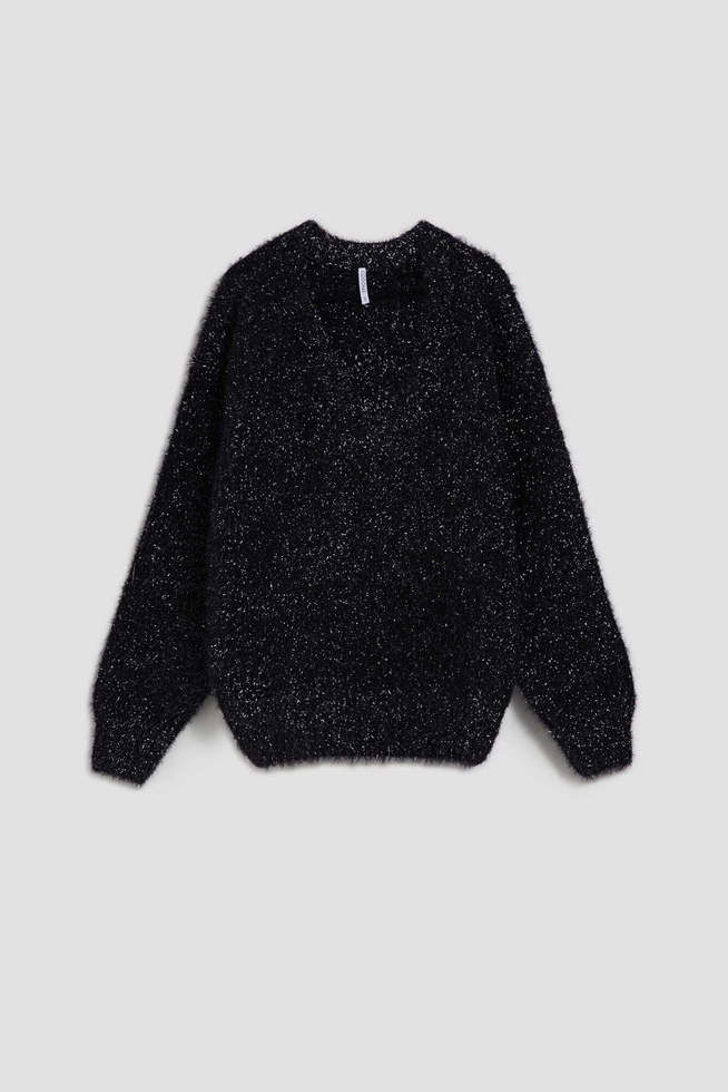 Sweter z dekoltem w serek i metaliczną nitką