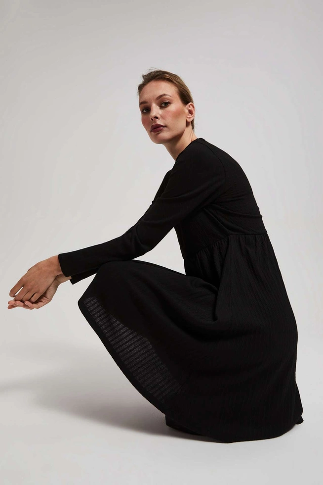 Sukienka z długimi rękawami i rozkloszowanym dołem czarna