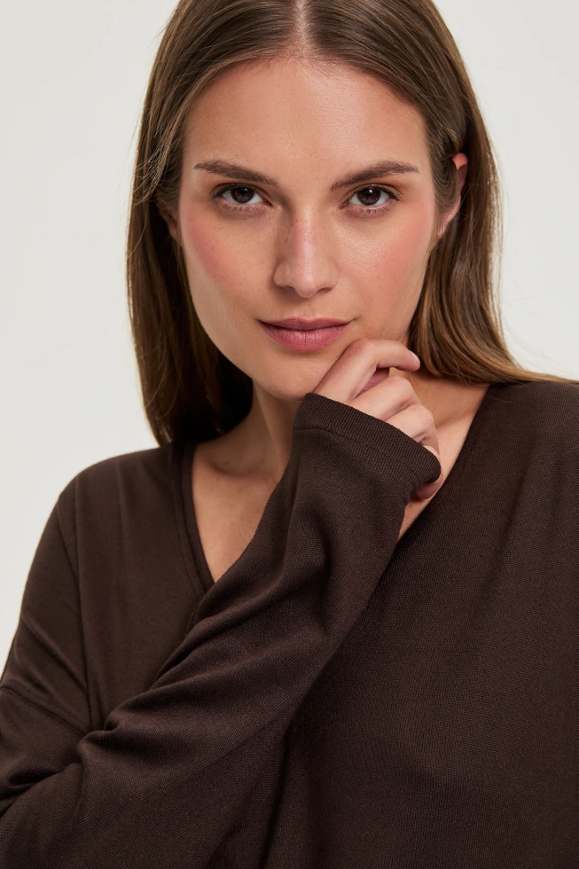 Sweter z dekoltem w serek brązowy