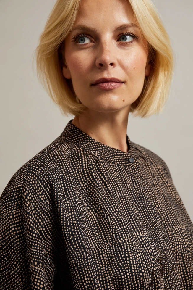 Elegancka sukienka midi w drobne kropki czarna