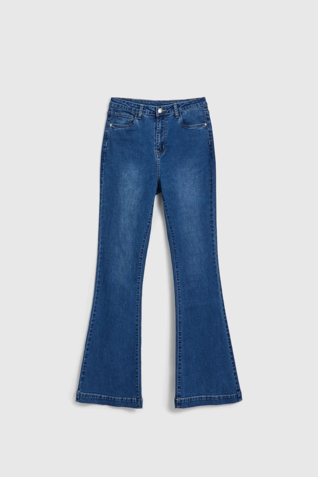 Gładkie jeansy dzwony niebieskie