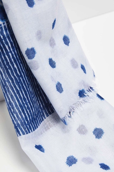 Wzorzysty szal niebieski