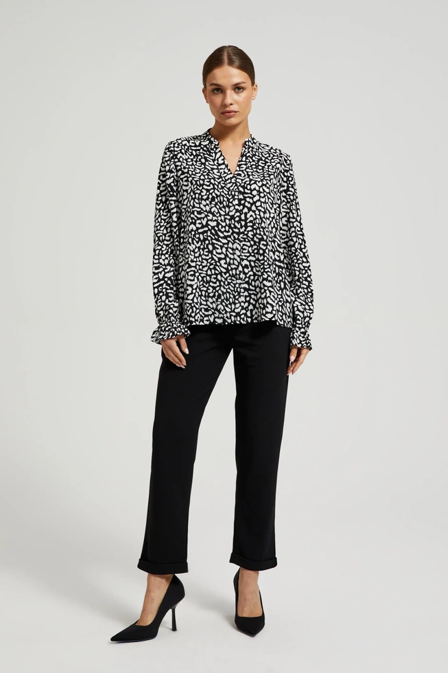 Koszula z dekoltem w serek bez kołnierzyka czarna