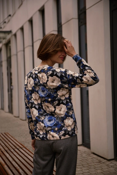 Bluza w kwiaty z dekoltem w serek czarna