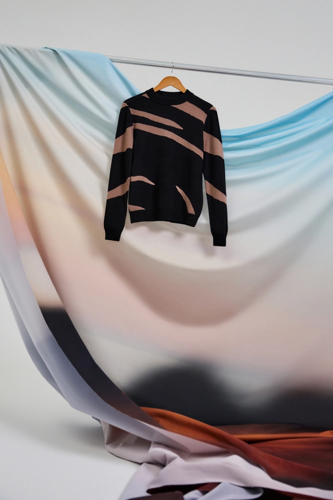 Sweter w zwierzęcy wzór czarny