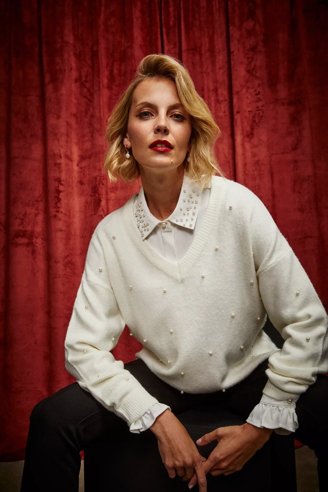 Sweter z dekoltem w serek z koralikami perłowy