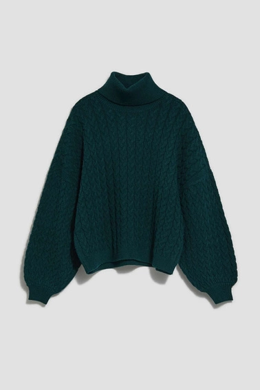 Sweter w warkoczowy splot z golfem szmaragdowy