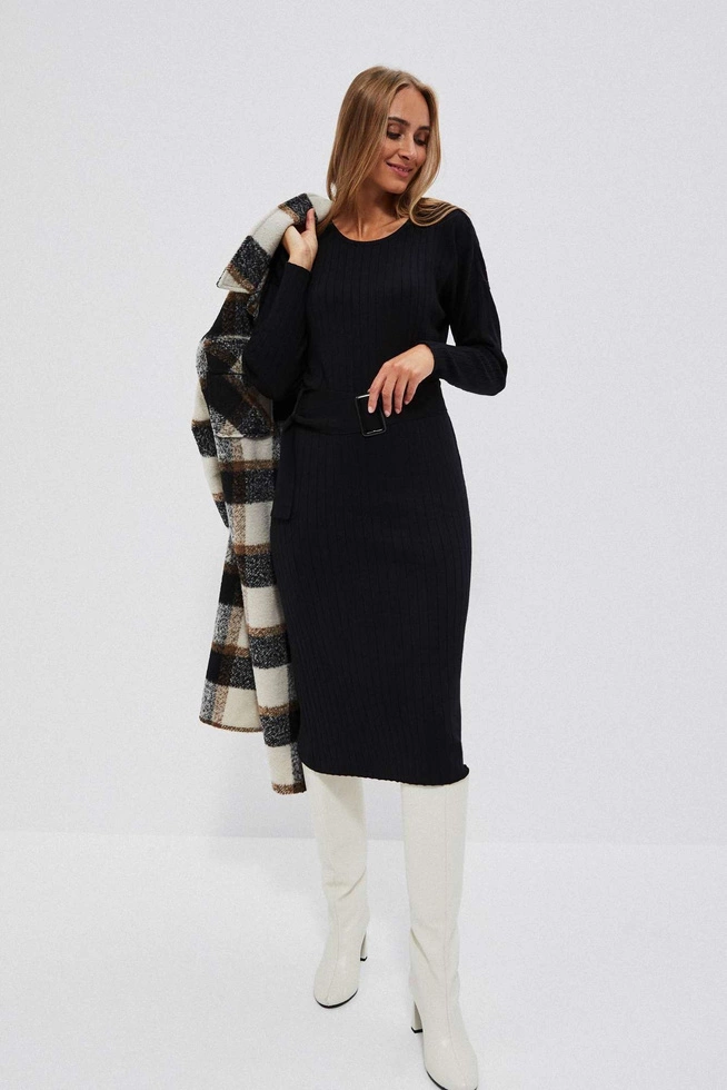 Prążkowana sukienka z paskiem czarna