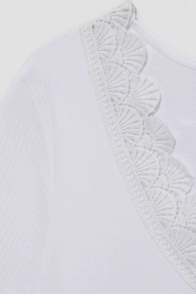 Bluzka z ozdobnym dekoltem