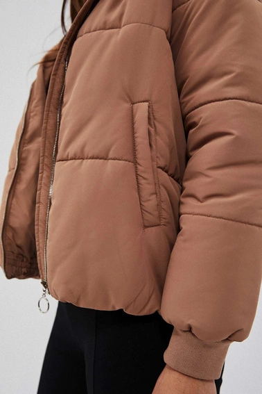 Krótka pikowna kurtka