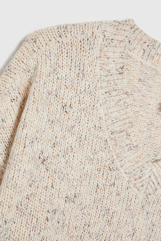 Sweter z dekoltem w serek o prostym fasonie beżowy